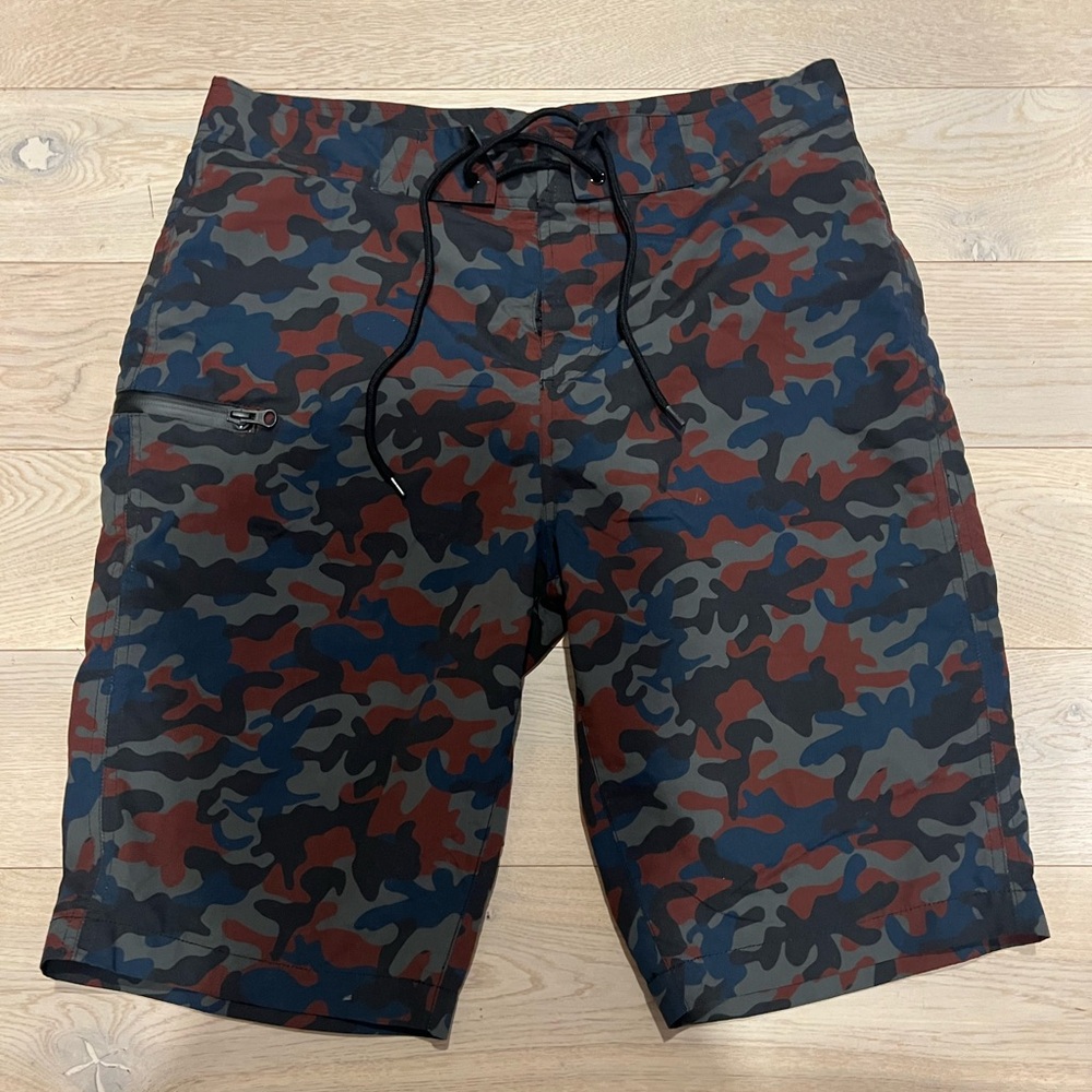 ASOS Blue Red Grey Black Camo Swim Shorts Men’s Size M – Never Worn